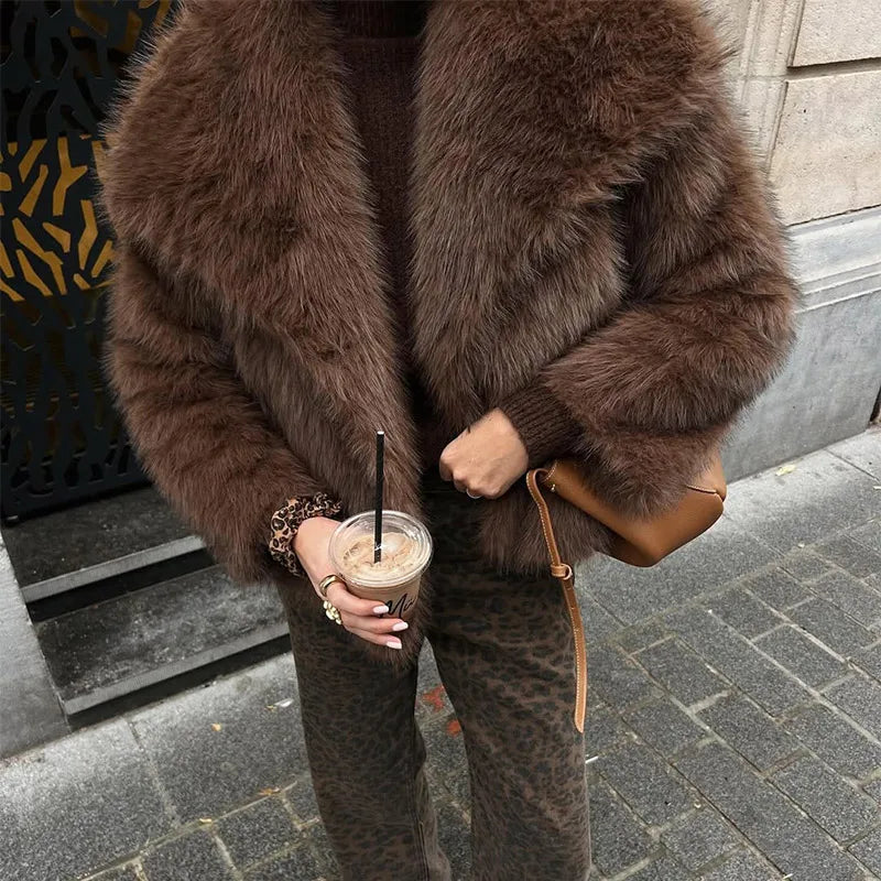 Solide braune flauschige Pelzjacke für Damen, lässig, Revers, lockere lange Ärmel, verdickt, warmer Kurzmantel, 2025, Winter, neue Dame, Pendelkleidung