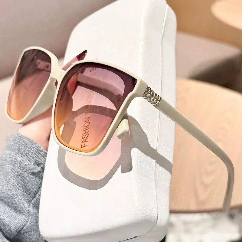 Neue Designer-Sonnenbrille mit großem, quadratischem, dünnem Rahmen und Tempelbügeln im High-End-Stil für Damen DS-8162