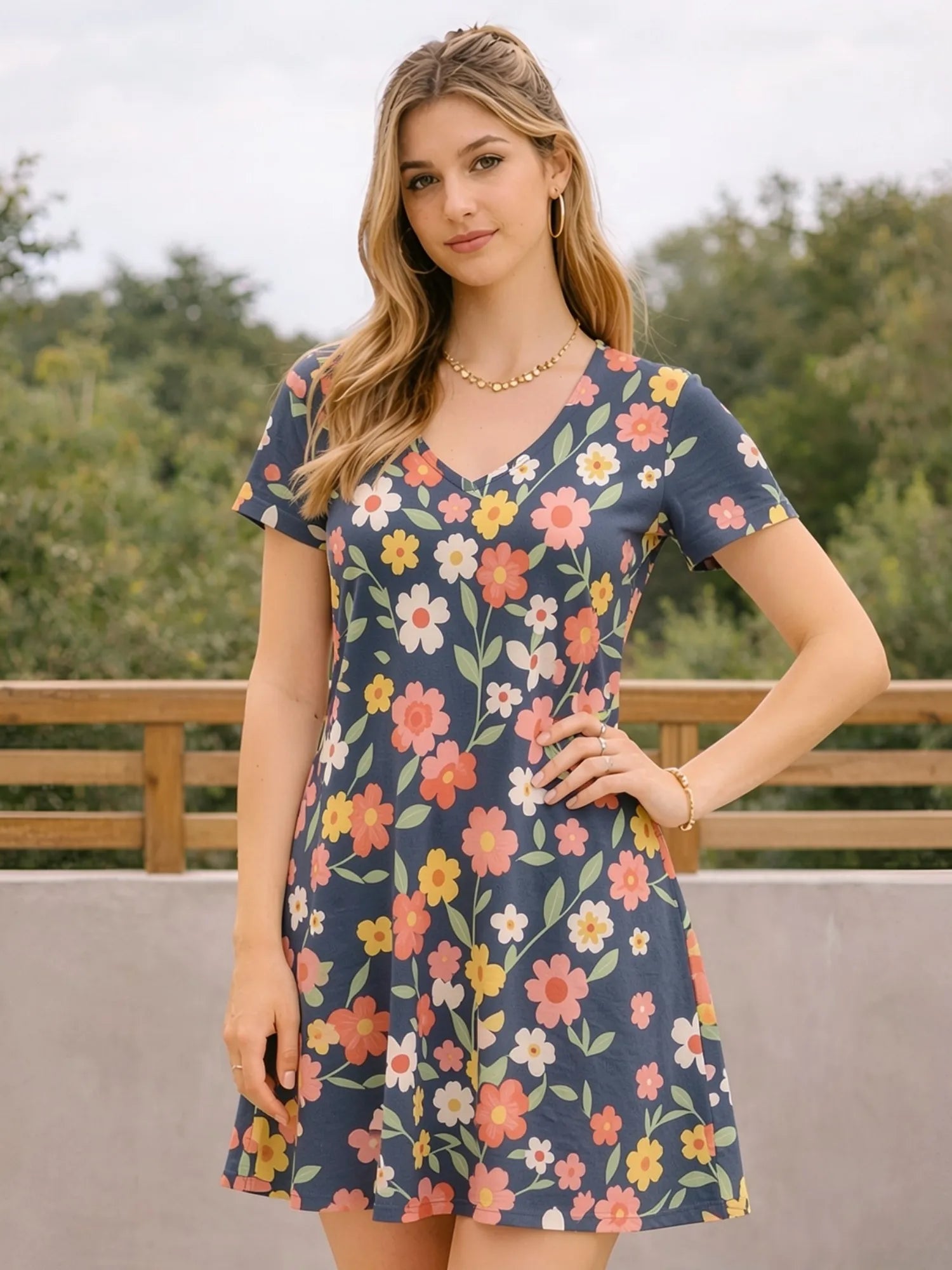 Damen-Kleid mit V-Ausschnitt, kurzen Ärmeln und Blumenmuster, Skater-Kleid für den Alltag, lässiges Outfit, schön, für den Alltag, feminin, anmutig, entspannt, leicht zu tragen, süß, Café