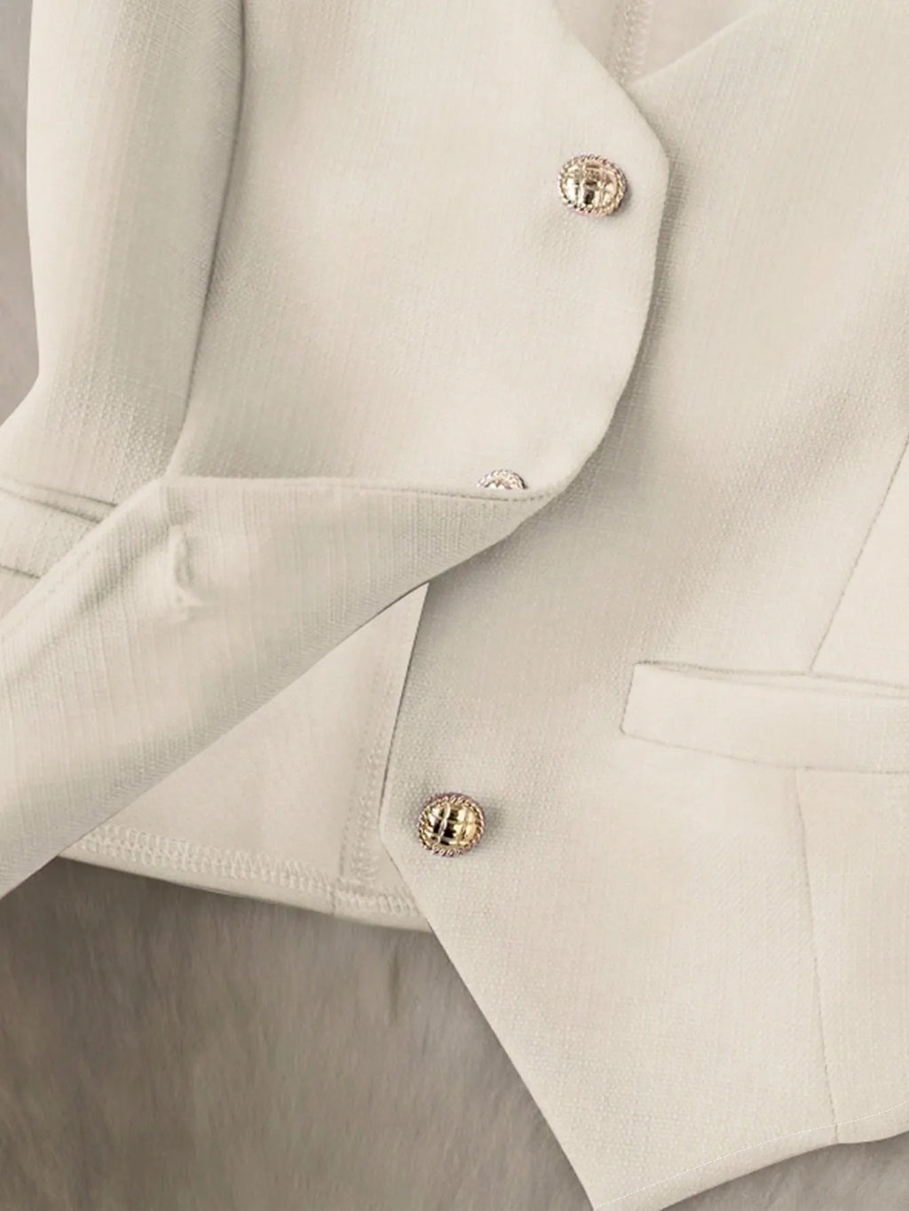 Elegantes Damen-Set in Beige: V-Ausschnitt-Weste mit Taillenbund & Plissierter Rock - Zweiteiliges Ensemble mit Goldknopf-Blazer-Weste + A-Linien-Minirock