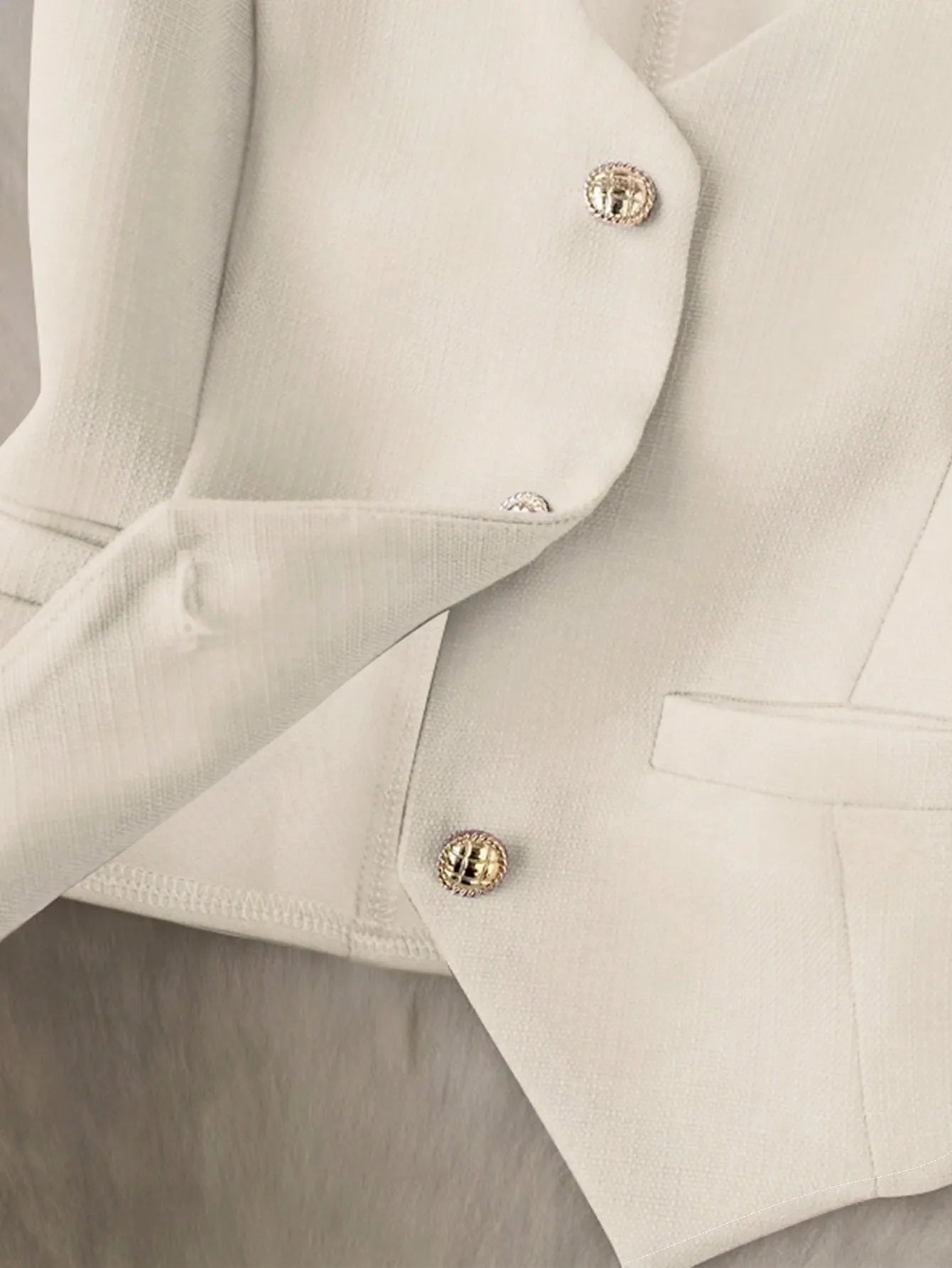 Elegantes Damen-Set in Beige: V-Ausschnitt-Weste mit Taillenbund & Plissierter Rock - Zweiteiliges Ensemble mit Goldknopf-Blazer-Weste + A-Linien-Minirock