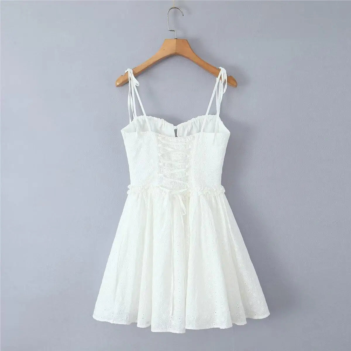 Sommerkleid 2025, sexy weiße Spitzenkleider für Damen, bestickt, figurbetontes Minikleid, koreanische Mode, Rüschenkleid, Schnürung, Fischgrätenmuster