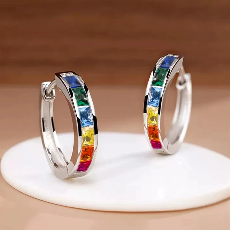 Huitan Damen-Creolen im klassischen Design, voll mit Prinzessin, quadratischem CZ, schlichtes und elegantes Damen-Accessoire, vielseitiger Schmuck