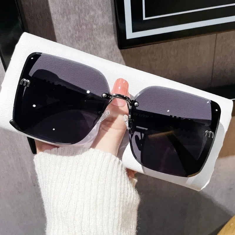2025 neue Mode Coole Sonnenbrille Frauen Luxus Marke Buchstaben Anti Starke Licht Vintage Randlose Sonnenbrille Damen Gafas UV400