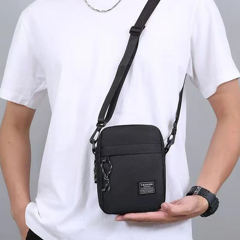 Herrentasche, erhältlich in einer Schulter- oder Umhängedesign, geeignet für den täglichen Gebrauch während der Schule. Aus Nylonmaterial.