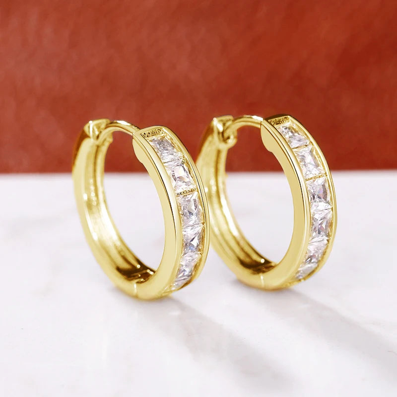 Huitan Damen-Creolen im klassischen Design, voll mit Prinzessin, quadratischem CZ, schlichtes und elegantes Damen-Accessoire, vielseitiger Schmuck