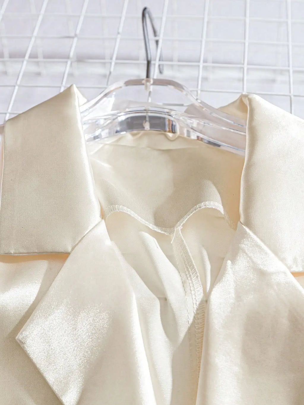 Schicker Weißer Satin-Peplum-Blazer mit Reverskragen, Kurzen Ärmeln und Goldenen Schleifenknöpfen, Vielseitig für Büro und Partys