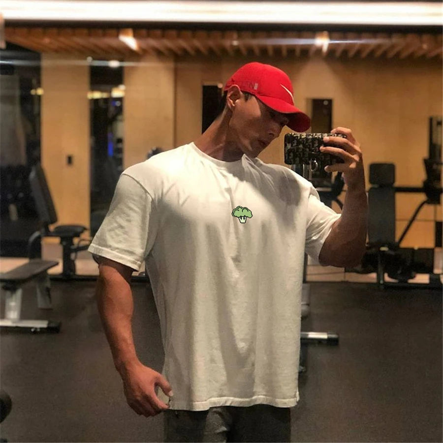 Hochwertige Turnhallen T-Shirt Männer Bodybuilding drucken lose T-Shirt Workout Fitness T-Shirts Männer Kleidung Baumwolle Kurzarm Sport hemd