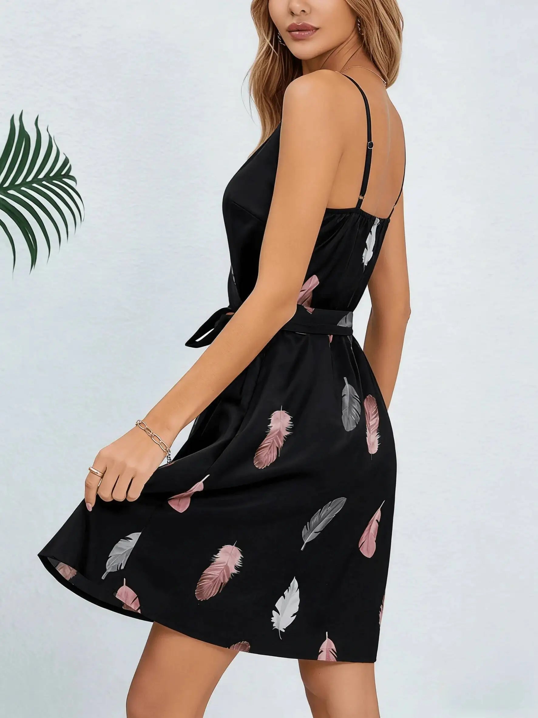 Mini-Kleid für Frühling und Sommer, Damen, Schwarz, Satin, Feder-Print, Spaghettiträger, Tiefer V-Ausschnitt, Wickelkleid mit Gürtel, Lässiges Sexy Urlaubskleid