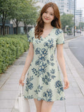 Damen-Minikleid mit V-Ausschnitt, kurzärmelig, Blumenmuster, lässiges Reiseoutfit, feminin, anmutig, entspannt, leicht zu tragen, modisch, charmant, niedlich, Café