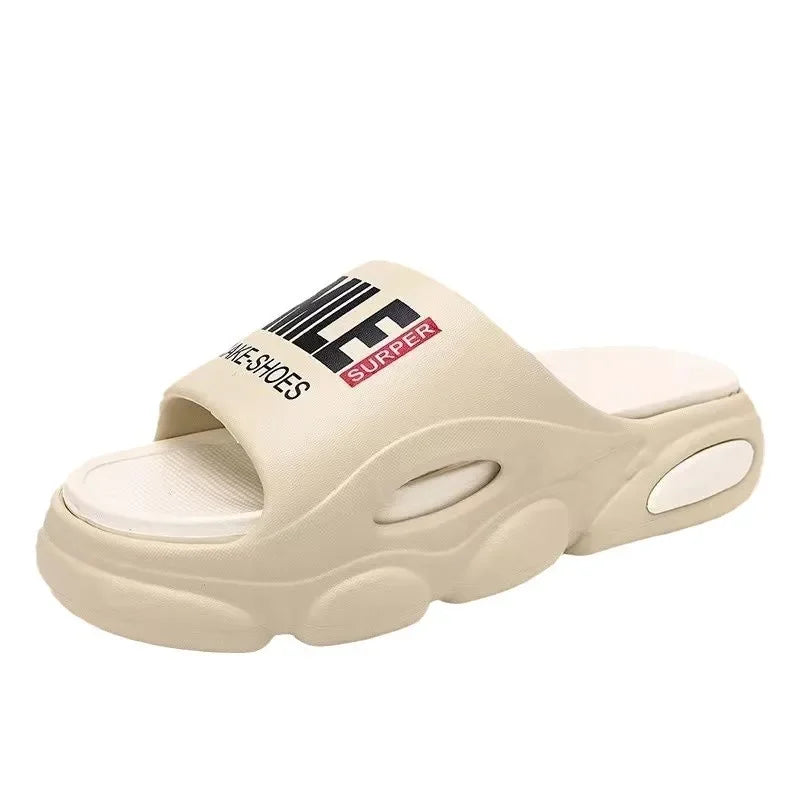 Männer Dicke Sohle Sommer Strand Rutschen Badezimmer Anti Slip Slipper Weiche Sandalen Einfachheit Ultra Licht Brief Schuhe Männer Hausschuhe