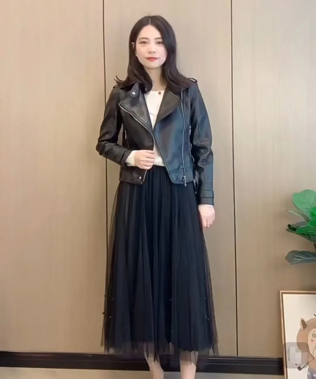 Modische rote PU-Lederjacke für Damen, kurzer Mantel, Stehkragen, Frühling und Herbst, dünner Stil, künstlerische Retro-Passform, lange Ärmel
