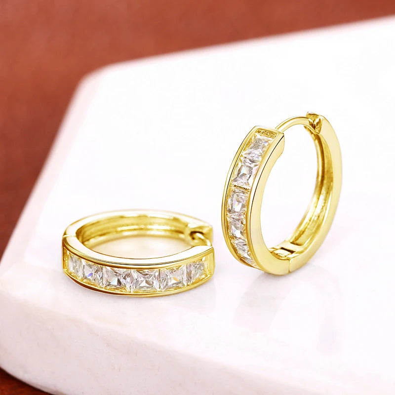 Huitan Damen-Creolen im klassischen Design, voll mit Prinzessin, quadratischem CZ, schlichtes und elegantes Damen-Accessoire, vielseitiger Schmuck