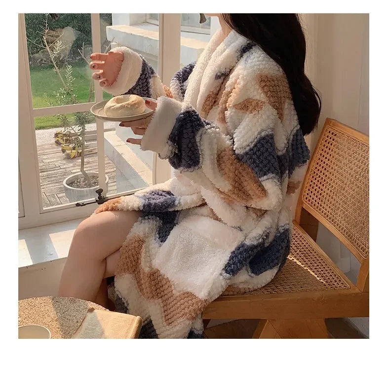 Verdickte Korallen Fleece Robe frauen V-ausschnitt Gürtel Langarm Mid-länge Süße Stil Warme Hause Kleidung Winter Saison