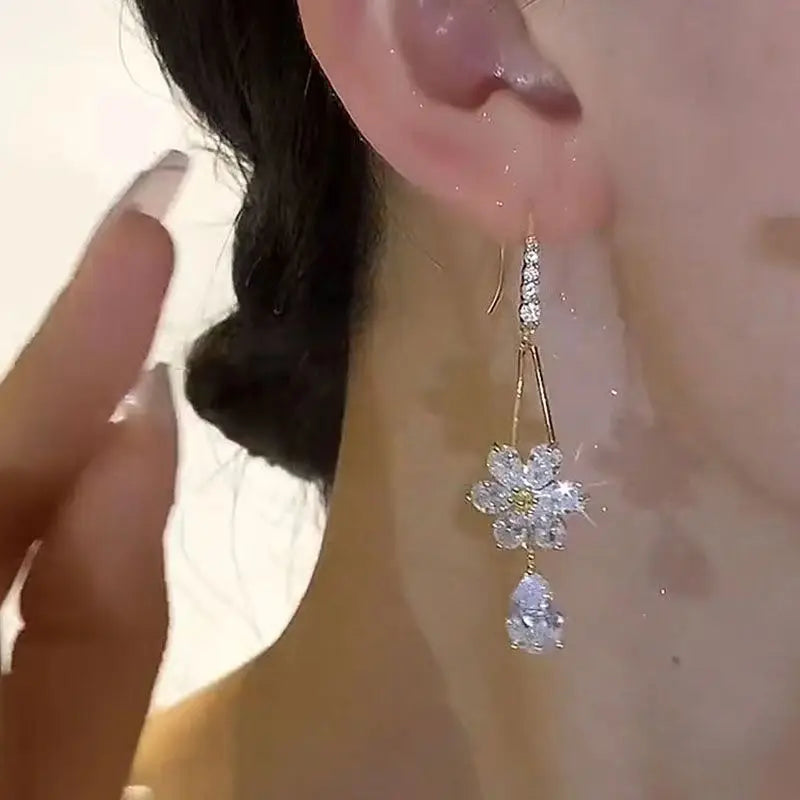 Funkelnde Strass-Schneeflocken-Ohrringe mit langen Quasten für Frauen, exquisiter Kristall-Zirkon-Blumen-Tropfenohrring, Weihnachtsschmuck