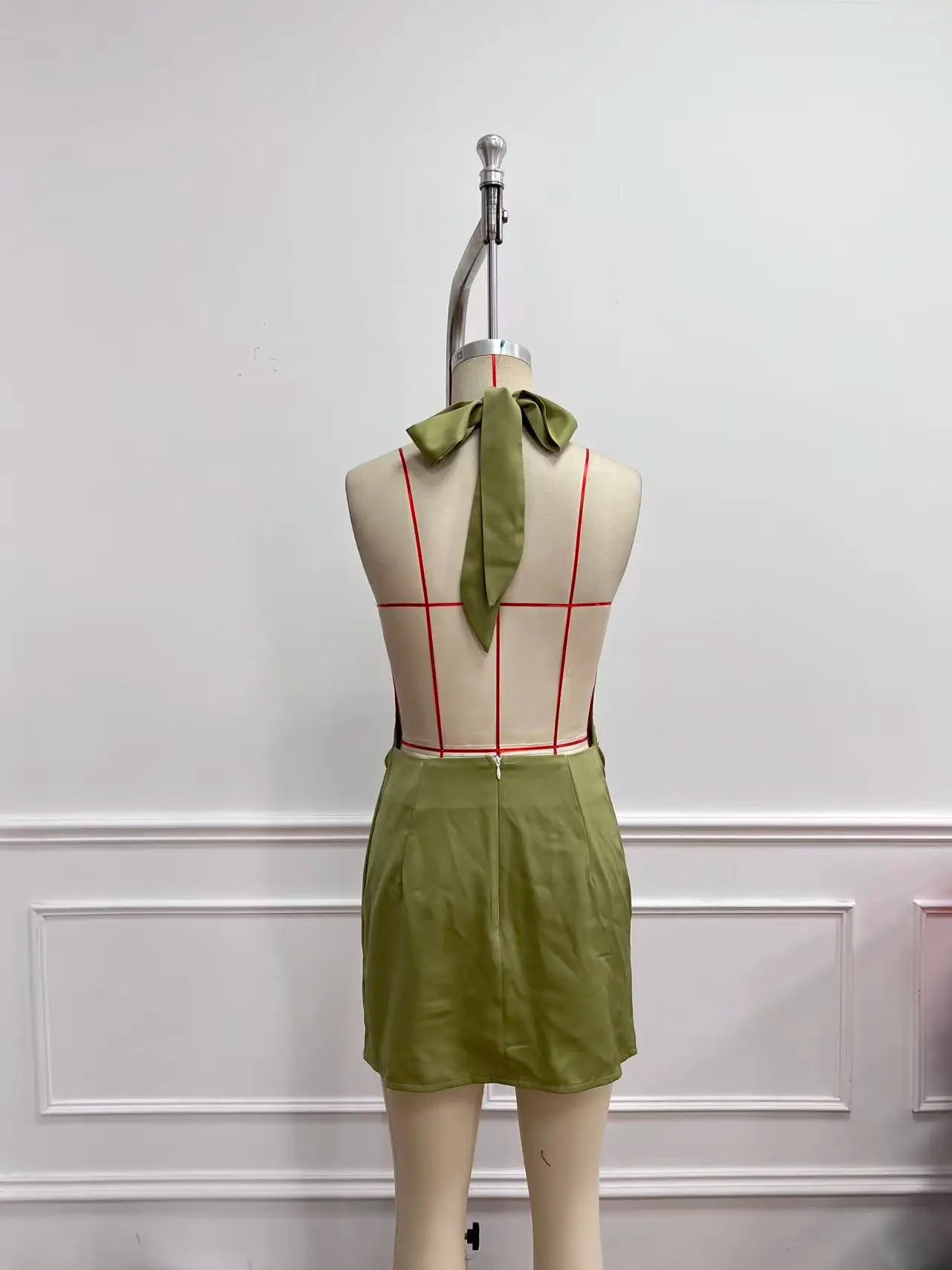 Damen Plissiertes Hochgeschlossenes Rückenfreies Minikleid mit Bindegürtel Satin-Minikleid für Abendparty und Cocktail