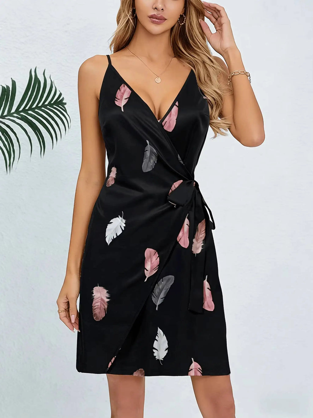 Mini-Kleid für Frühling und Sommer, Damen, Schwarz, Satin, Feder-Print, Spaghettiträger, Tiefer V-Ausschnitt, Wickelkleid mit Gürtel, Lässiges Sexy Urlaubskleid