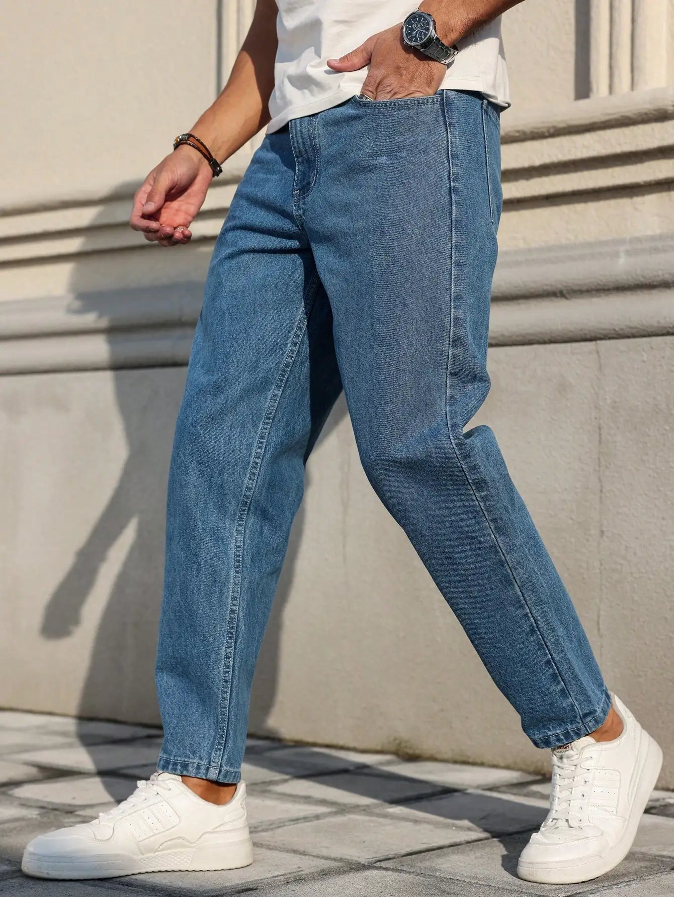 Herrenjeans sind aus klassischem blauem Jeansstoff mit lockerer Passform und machen Sie sie einen unverzichtbaren, vielseitigen Artikel im Kleiderschrank.