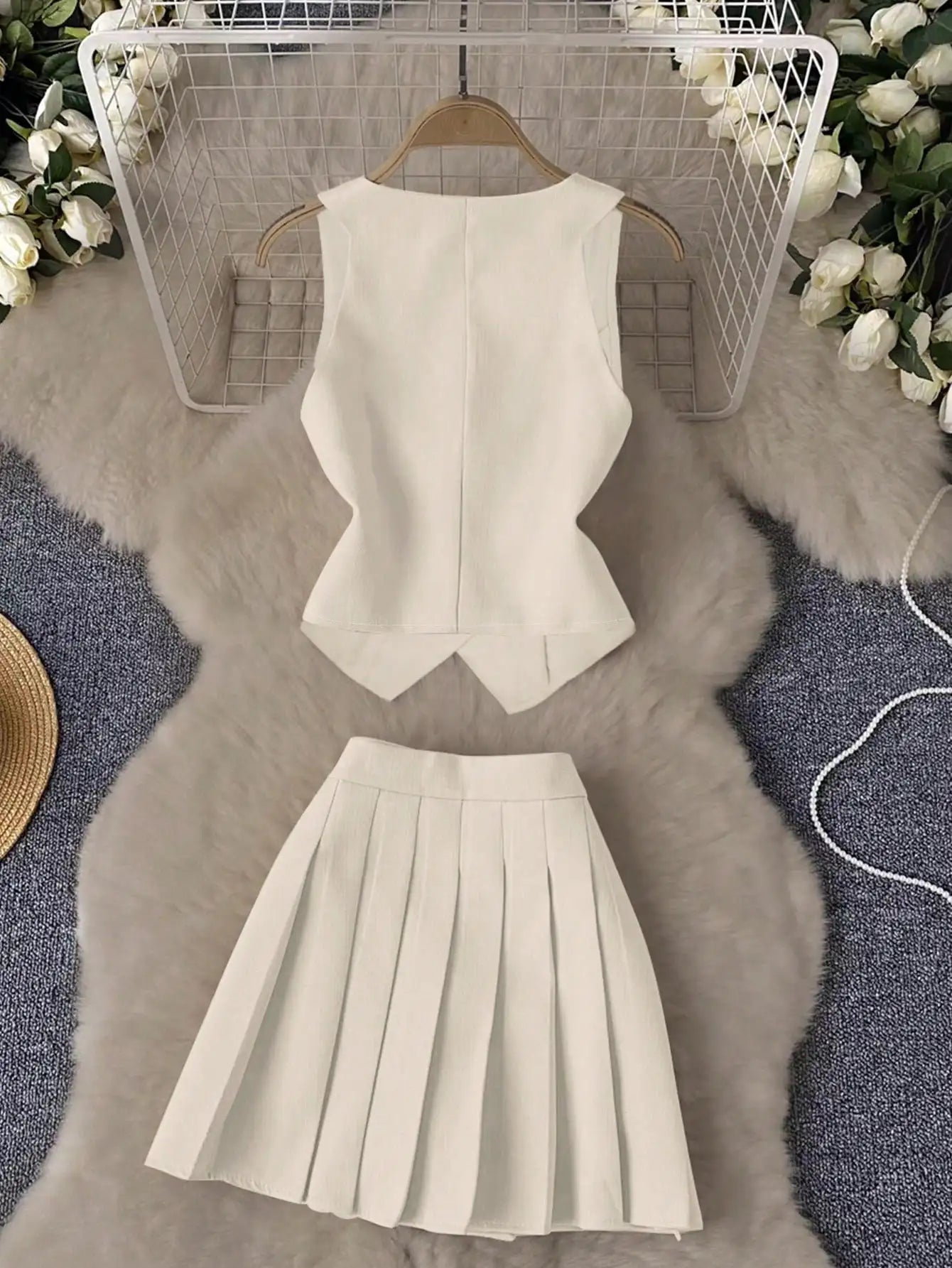 Elegantes Damen-Set in Beige: V-Ausschnitt-Weste mit Taillenbund & Plissierter Rock - Zweiteiliges Ensemble mit Goldknopf-Blazer-Weste + A-Linien-Minirock