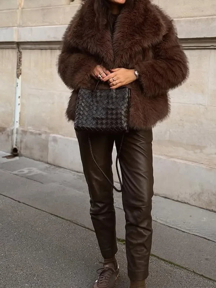 Solide braune flauschige Pelzjacke für Damen, lässig, Revers, lockere lange Ärmel, verdickt, warmer Kurzmantel, 2025, Winter, neue Dame, Pendelkleidung