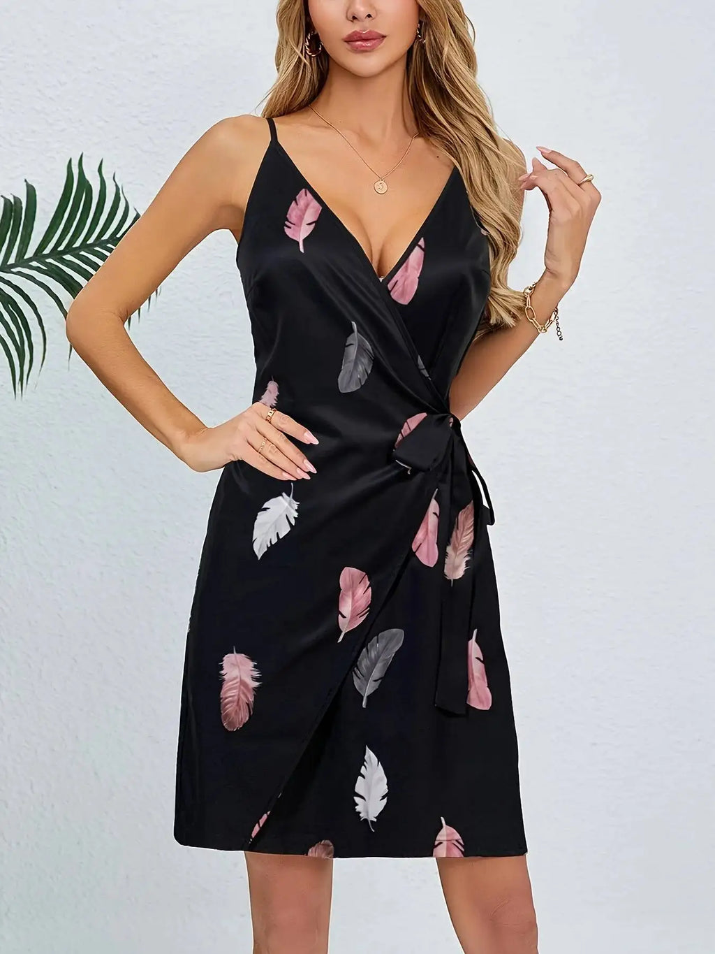 Mini-Kleid für Frühling und Sommer, Damen, Schwarz, Satin, Feder-Print, Spaghettiträger, Tiefer V-Ausschnitt, Wickelkleid mit Gürtel, Lässiges Sexy Urlaubskleid