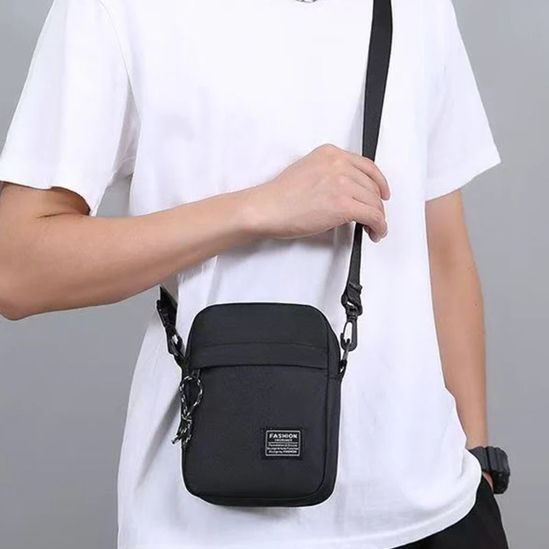 Herrentasche, erhältlich in einer Schulter- oder Umhängedesign, geeignet für den täglichen Gebrauch während der Schule. Aus Nylonmaterial.