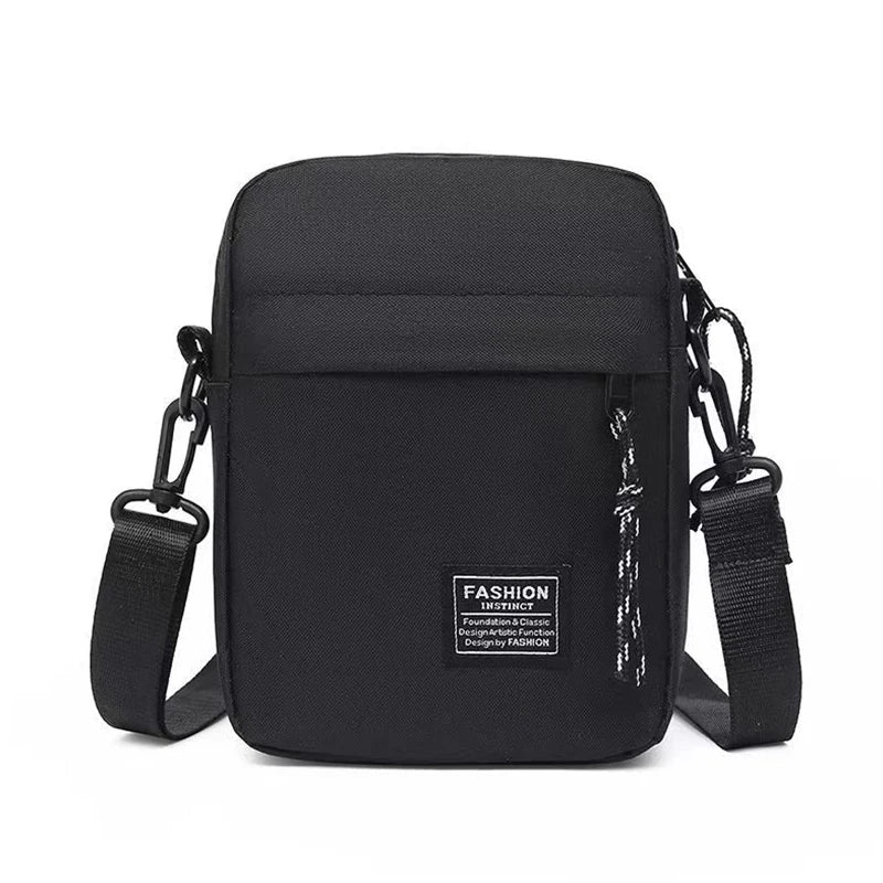 Herrentasche, erhältlich in einer Schulter- oder Umhängedesign, geeignet für den täglichen Gebrauch während der Schule. Aus Nylonmaterial.
