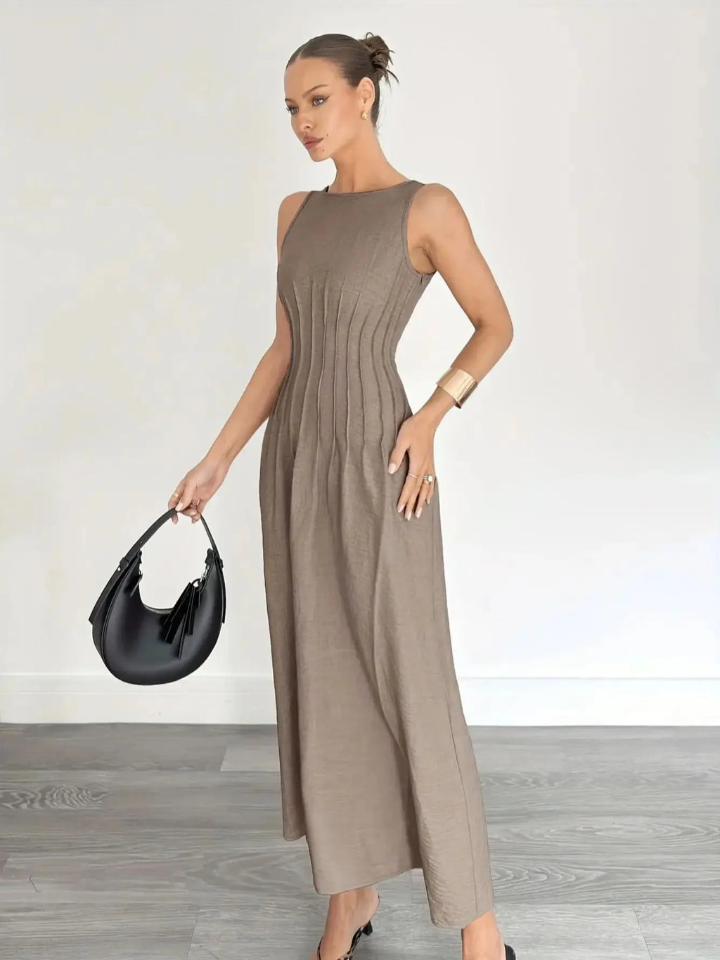 Elegantes Büro-Outfit für Damen: Ärmelloses, tailliertes langes Kleid für einen raffinierten, geldbewussten Stil.