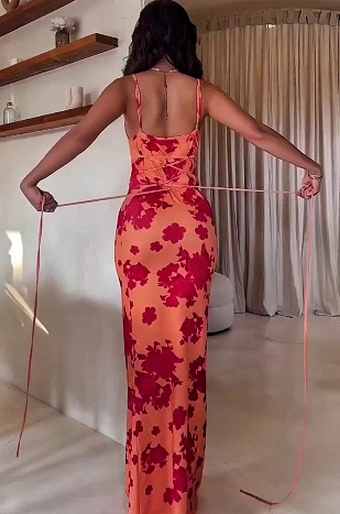 Großhandel mit sexy rückenfreien Schnür- und bedruckten Neckholder-Kleidern für Damen im Sommer 2025