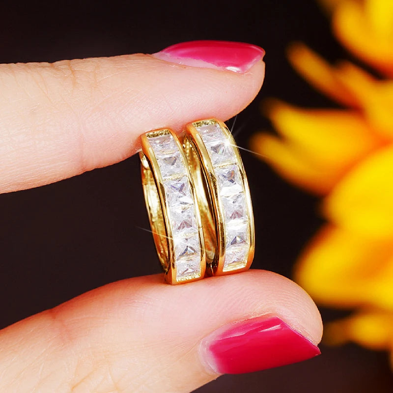 Huitan Damen-Creolen im klassischen Design, voll mit Prinzessin, quadratischem CZ, schlichtes und elegantes Damen-Accessoire, vielseitiger Schmuck
