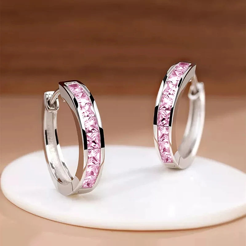 Huitan Damen-Creolen im klassischen Design, voll mit Prinzessin, quadratischem CZ, schlichtes und elegantes Damen-Accessoire, vielseitiger Schmuck