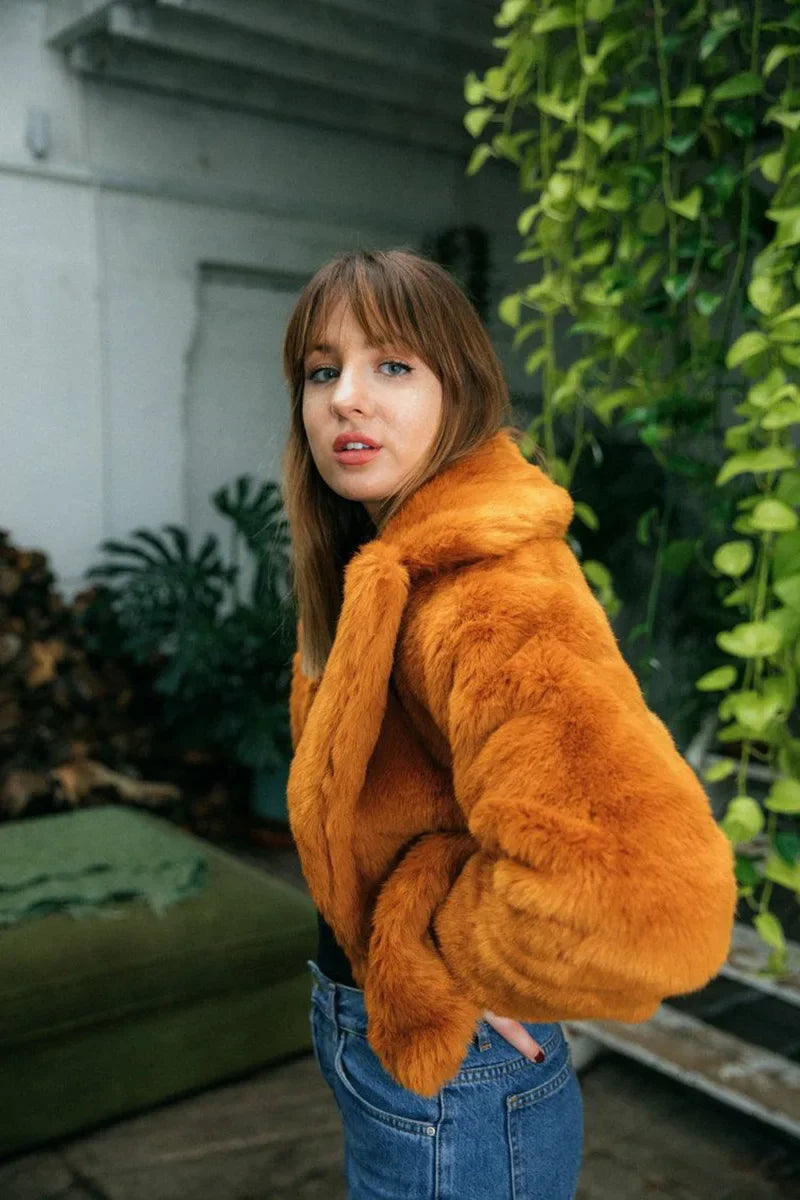 Mittellanger Kunstpelzmantel für Damen, Winter-Plüschjacke, Übergrößenmantel, flauschige Reversjacke, weibliche Oberbekleidung, flauschiges Oberteil