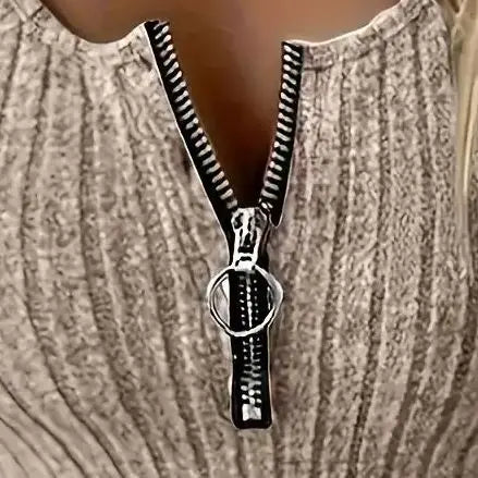 Modisches, temperamentvolles, schmal geschnittenes Damenkleid mit doppelseitigem Taschenreißverschluss und einfarbiger Weste