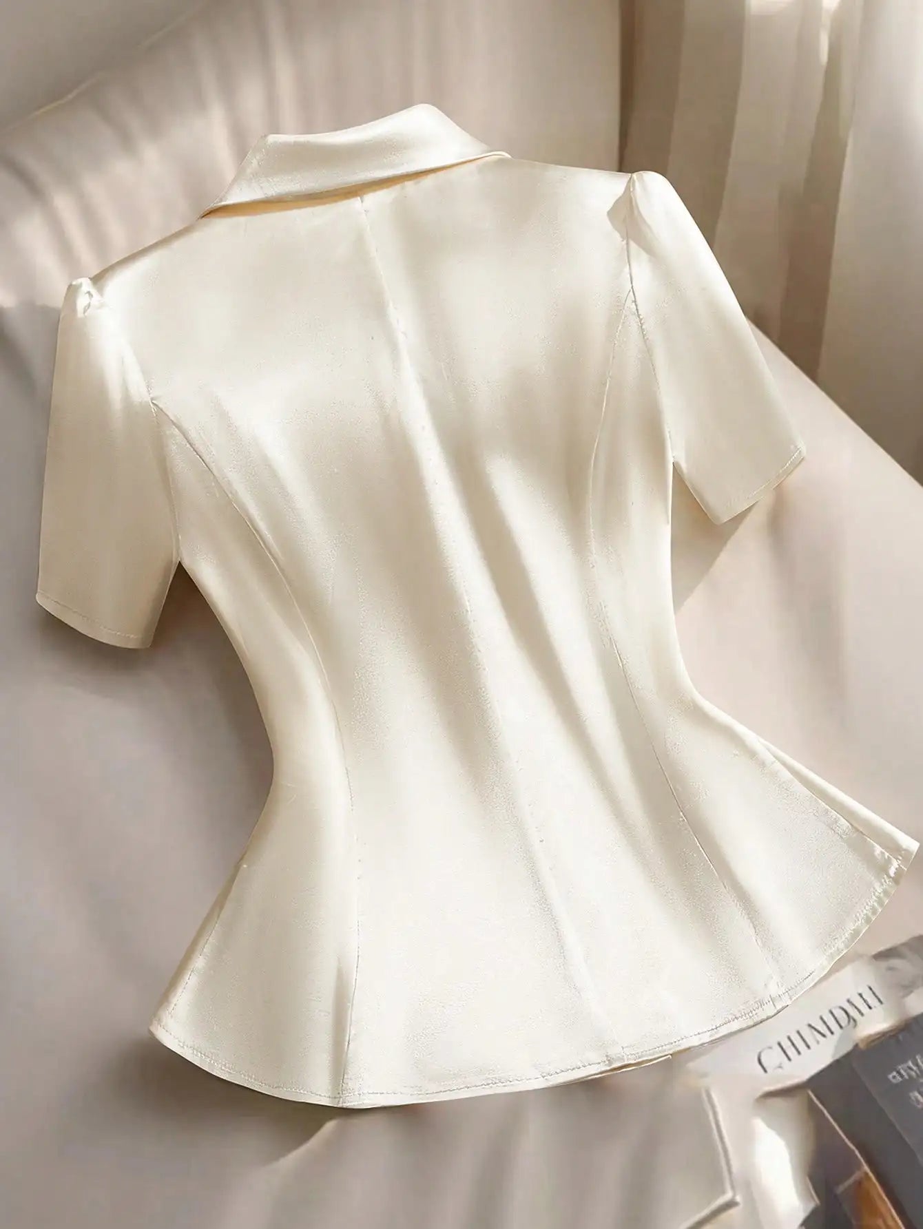 Schicker Weißer Satin-Peplum-Blazer mit Reverskragen, Kurzen Ärmeln und Goldenen Schleifenknöpfen, Vielseitig für Büro und Partys