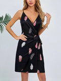 Mini-Kleid für Frühling und Sommer, Damen, Schwarz, Satin, Feder-Print, Spaghettiträger, Tiefer V-Ausschnitt, Wickelkleid mit Gürtel, Lässiges Sexy Urlaubskleid