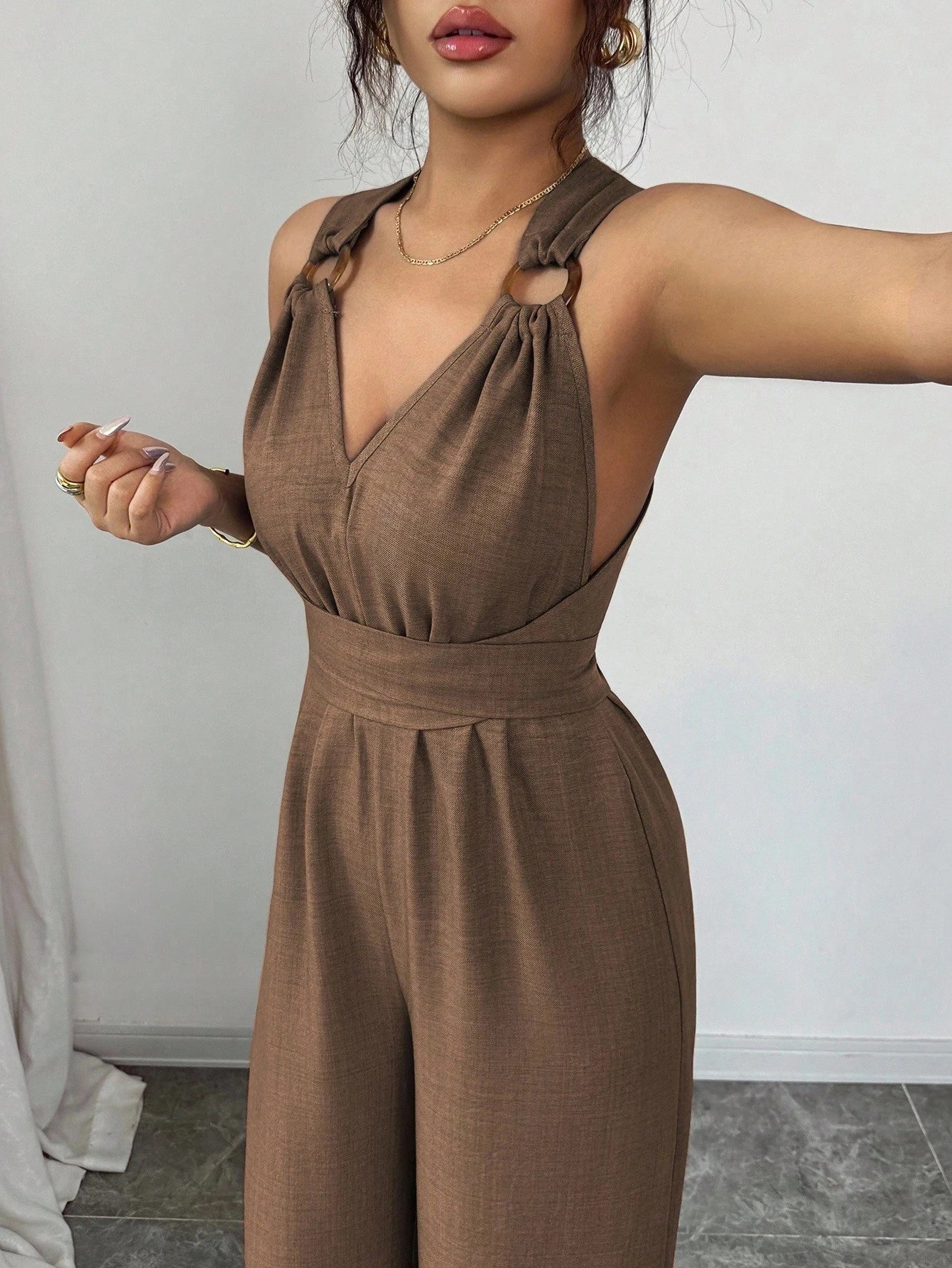 Damen-Overall mit V-Ausschnitt, Bindetaille und weitem Bein, lässige Sommerkleidung, Madeleine-Stil, Sommerbraun
