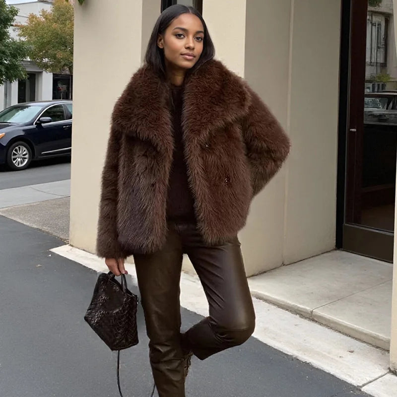Solide braune flauschige Pelzjacke für Damen, lässig, Revers, lockere lange Ärmel, verdickt, warmer Kurzmantel, 2025, Winter, neue Dame, Pendelkleidung