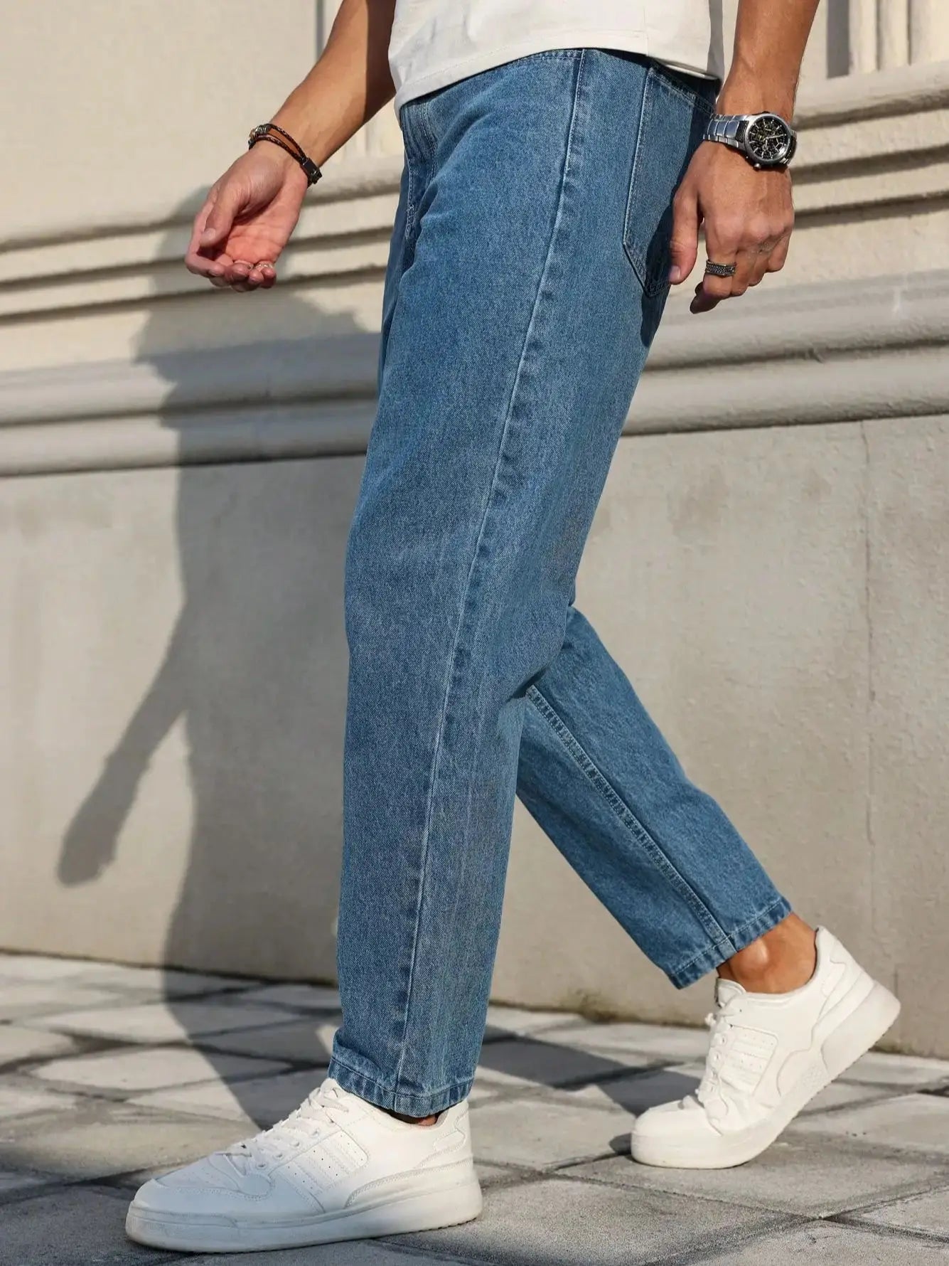 Herrenjeans sind aus klassischem blauem Jeansstoff mit lockerer Passform und machen Sie sie einen unverzichtbaren, vielseitigen Artikel im Kleiderschrank.