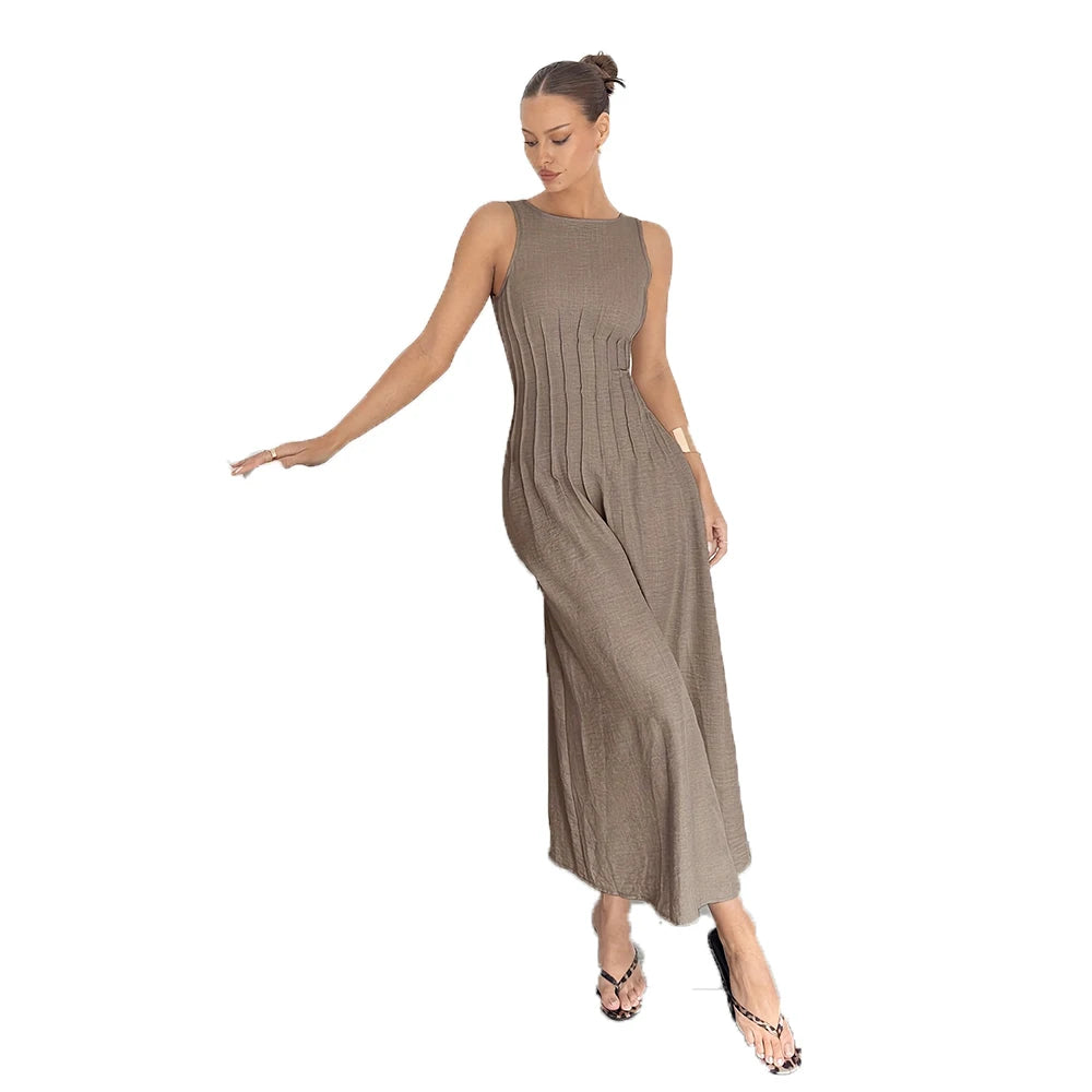 Elegantes Büro-Outfit für Damen: Ärmelloses, tailliertes langes Kleid für einen raffinierten, geldbewussten Stil.