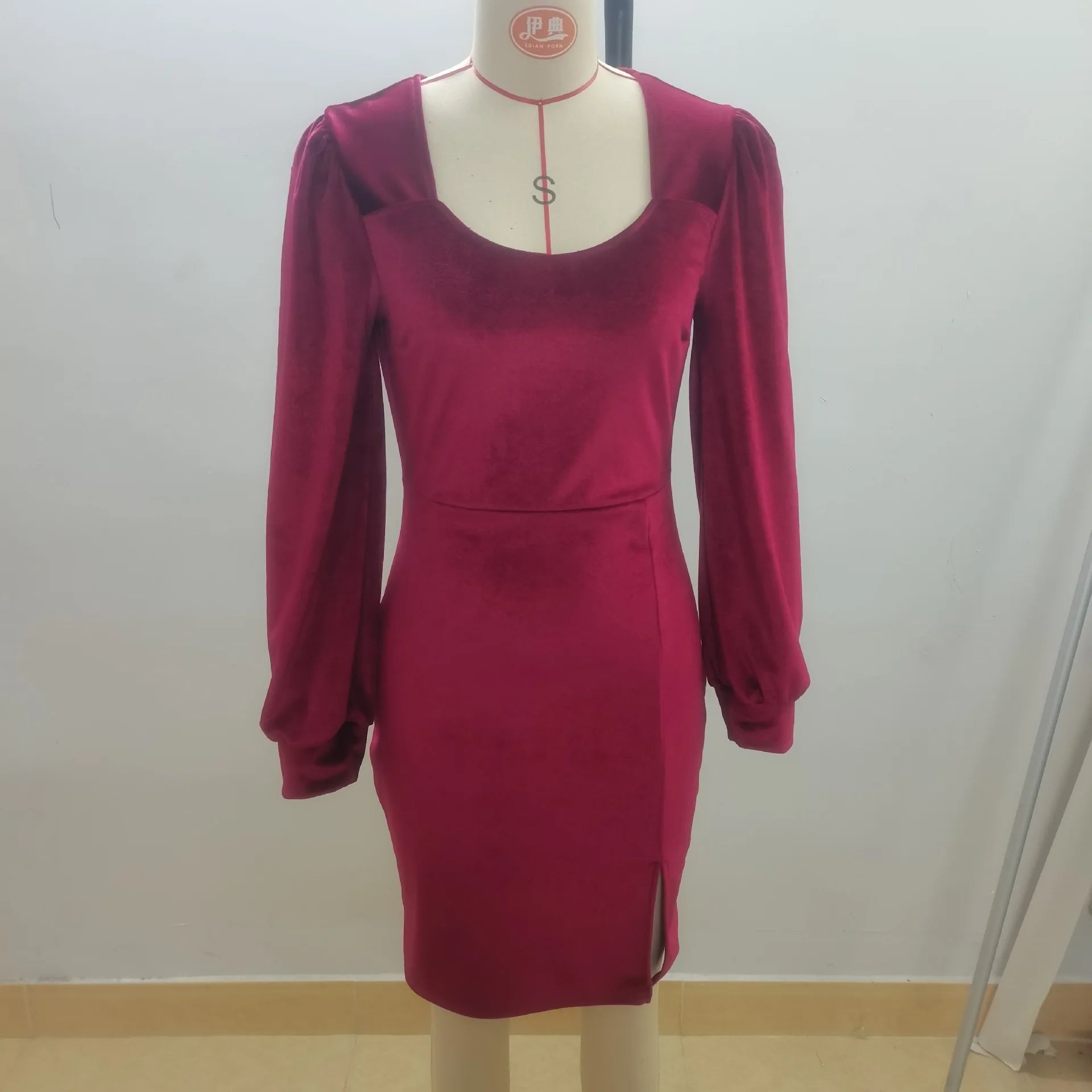 2025 Herbst/Winter Neue Stil Split Slim Fit Lamm Bein Ärmel Quadratischen Hals Elegante Velour Langarm Kleid