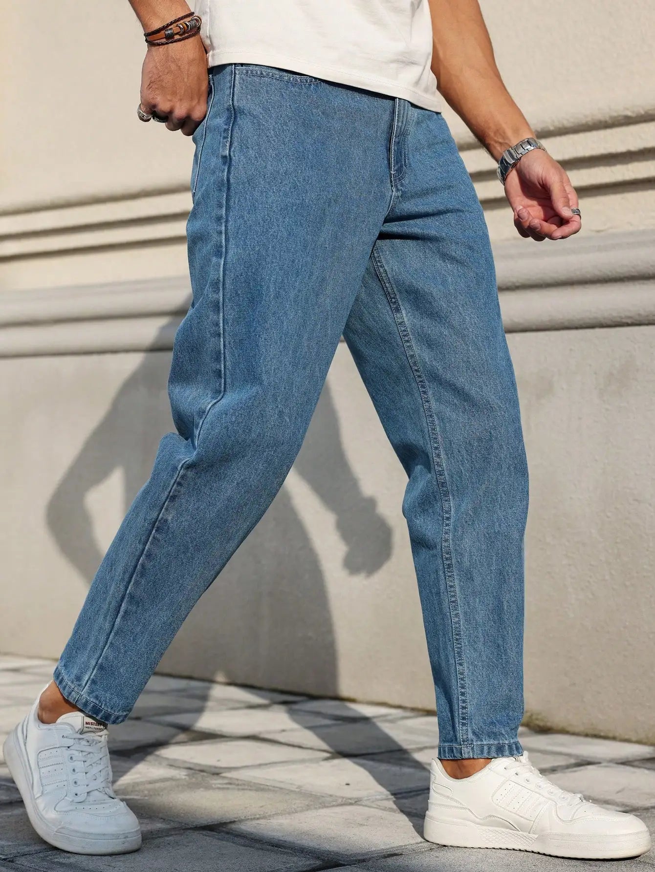 Herrenjeans sind aus klassischem blauem Jeansstoff mit lockerer Passform und machen Sie sie einen unverzichtbaren, vielseitigen Artikel im Kleiderschrank.
