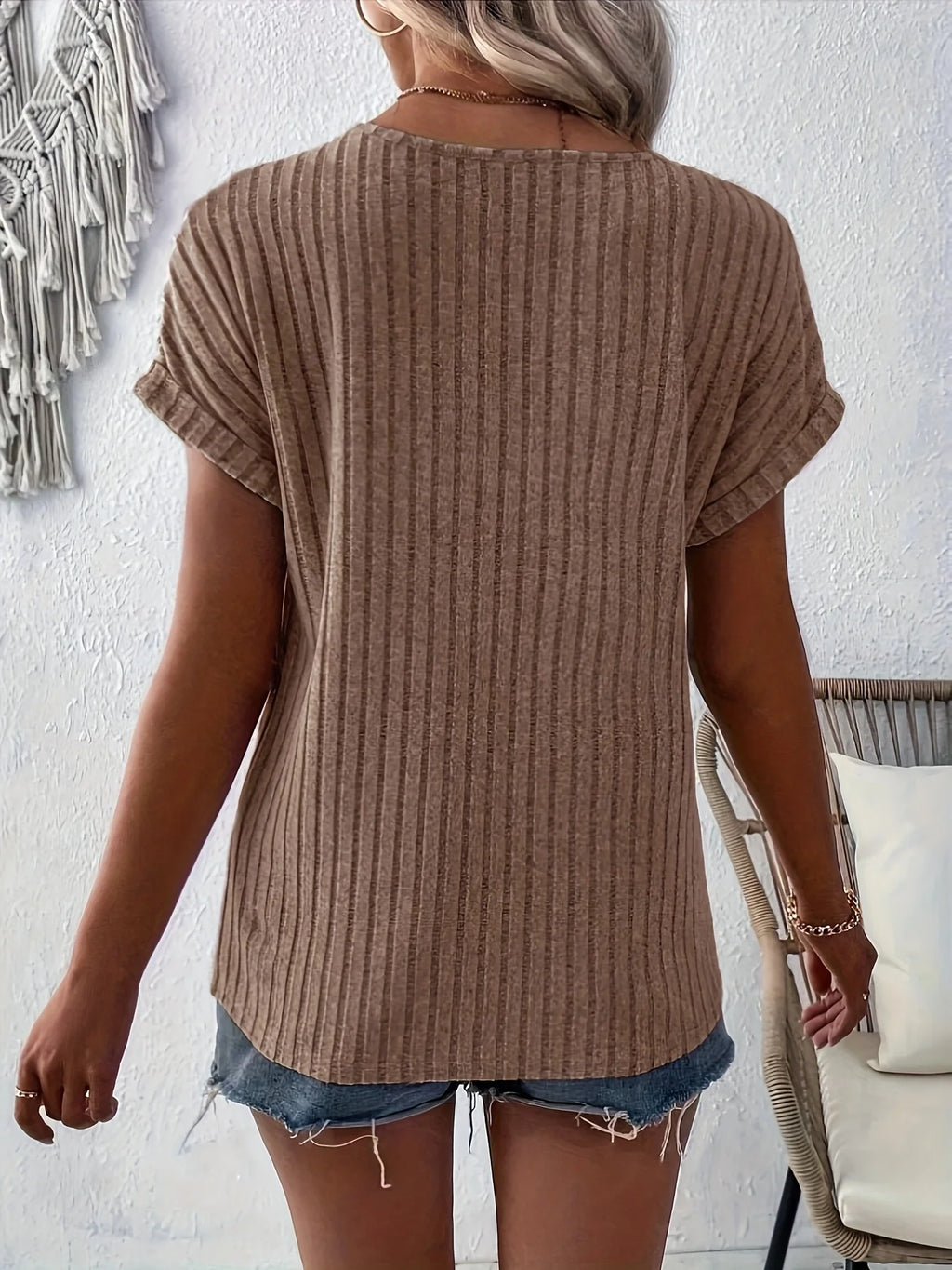 Frühling/Sommer neues einfarbiges geripptes Oberteil mit V-Ausschnitt und Knopfverzierung, elegantes T-Shirt für Damen S-2XL