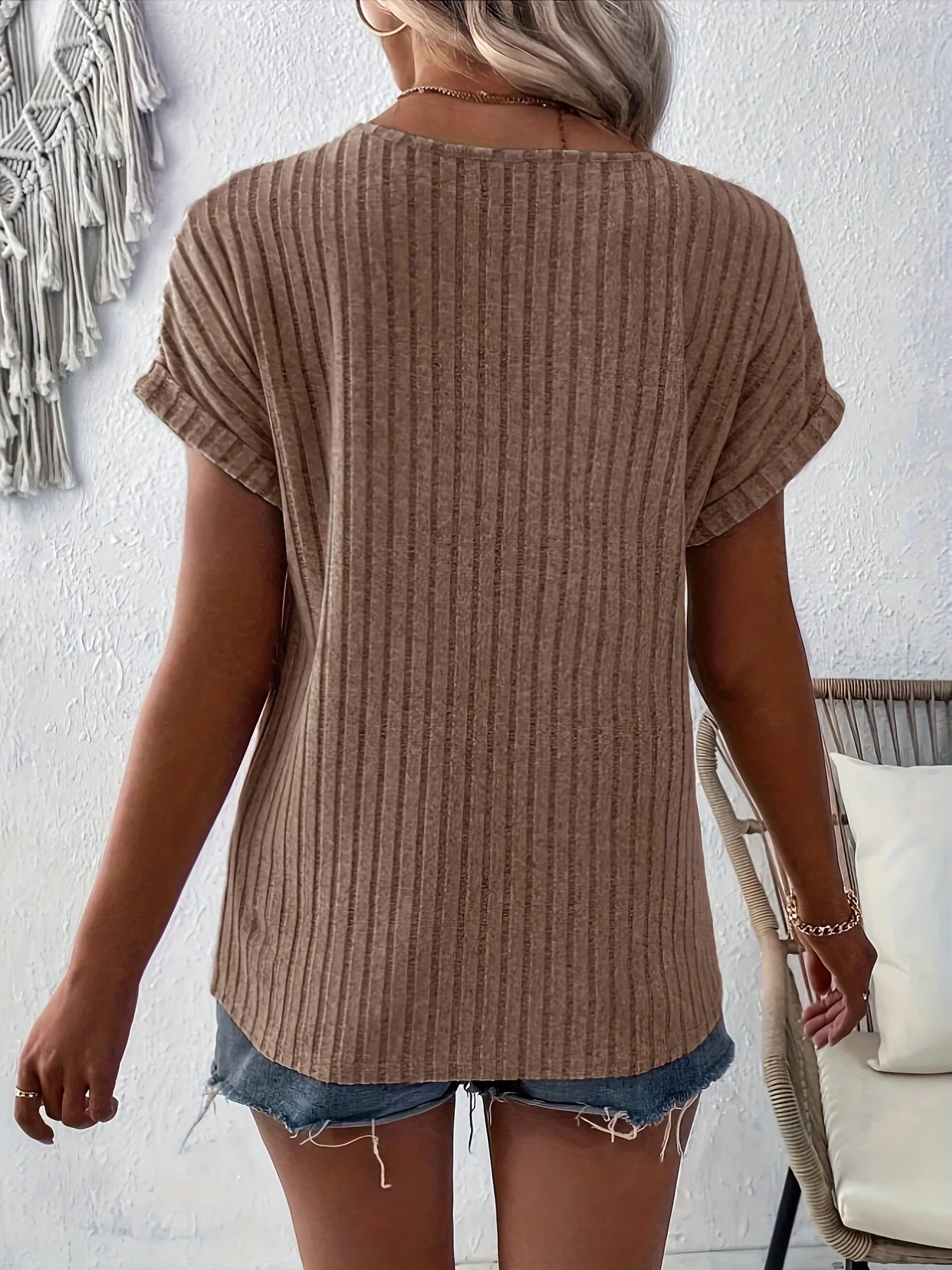 Frühling/Sommer neues einfarbiges geripptes Oberteil mit V-Ausschnitt und Knopfverzierung, elegantes T-Shirt für Damen S-2XL