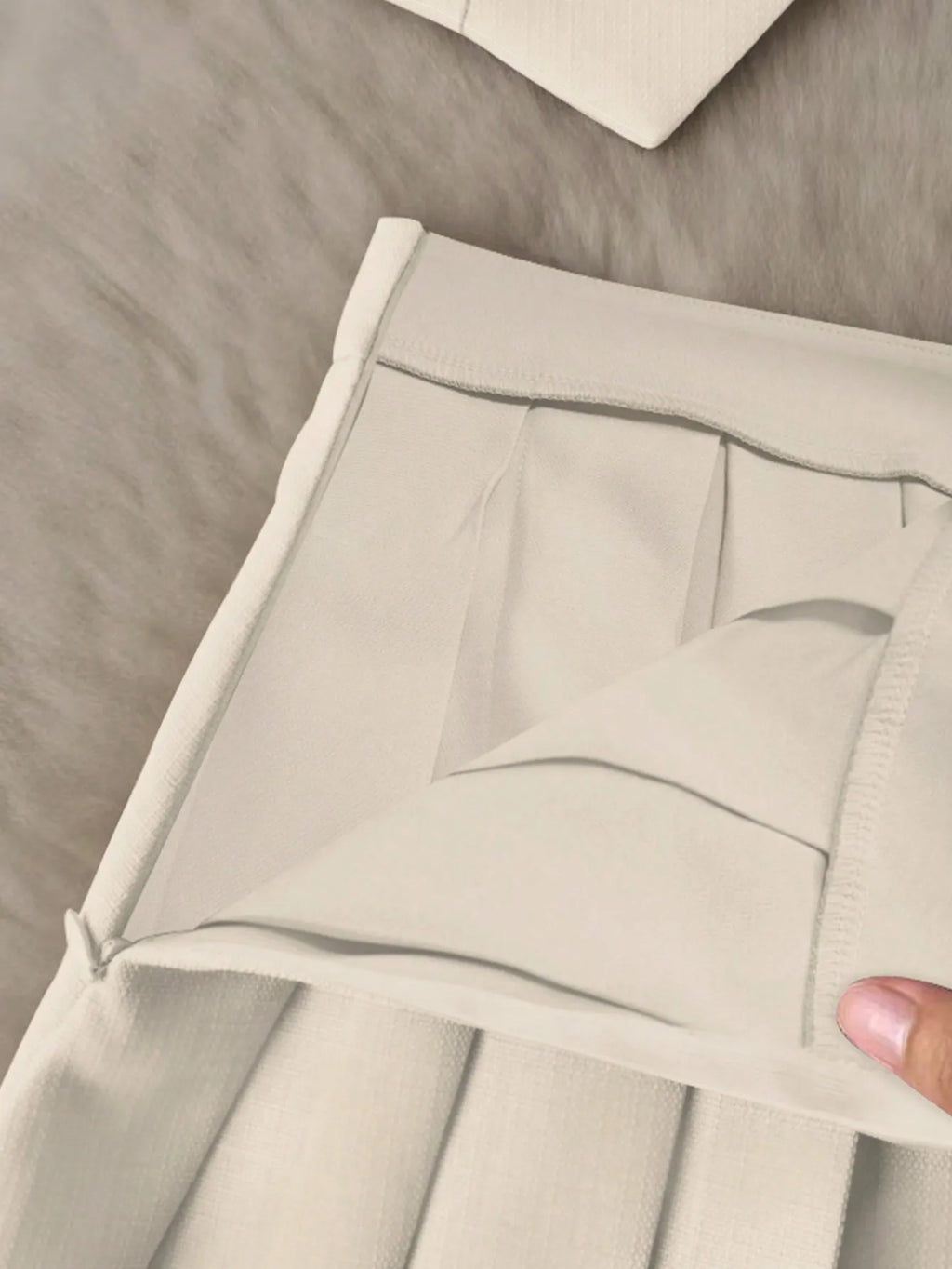Elegantes Damen-Set in Beige: V-Ausschnitt-Weste mit Taillenbund & Plissierter Rock - Zweiteiliges Ensemble mit Goldknopf-Blazer-Weste + A-Linien-Minirock