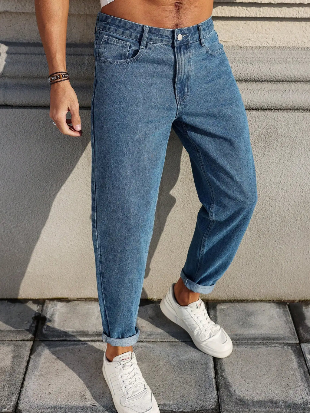 Herrenjeans sind aus klassischem blauem Jeansstoff mit lockerer Passform und machen Sie sie einen unverzichtbaren, vielseitigen Artikel im Kleiderschrank.