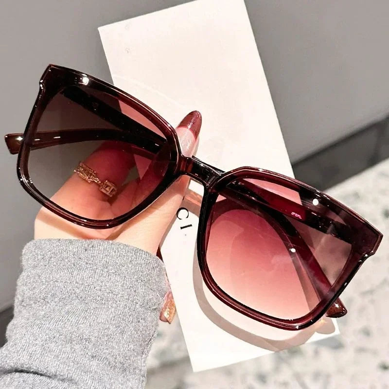 Neue Designer-Sonnenbrille mit großem, quadratischem, dünnem Rahmen und Tempelbügeln im High-End-Stil für Damen DS-8162
