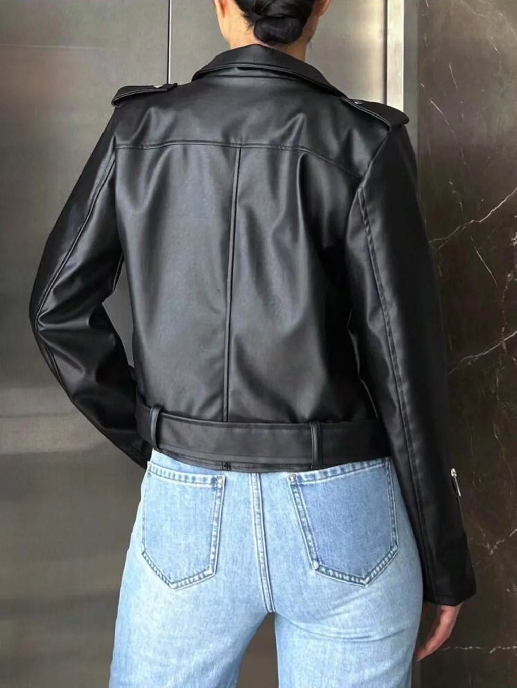 Schwarze kurze Motorradjacke Damen Slim Fit PU-Ledermantel Kunstleder Reißverschlusskragen Volle Ärmel Herkunft China Männliche Mode
