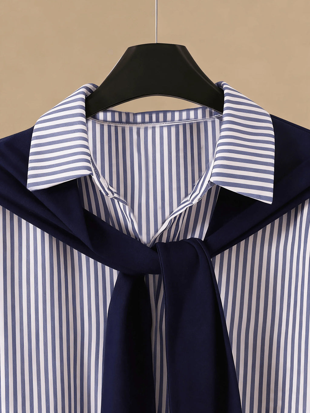 Elegantes 2-Teiliges Damen-Outfit, Gestreiftes Langarm-Hemd mit Abnehmbarem Schal + Hochtaillierte Weite Hose, Lässiges Büro-Set