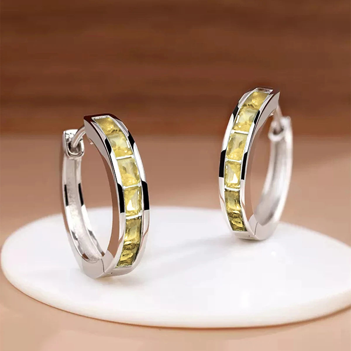 Huitan Damen-Creolen im klassischen Design, voll mit Prinzessin, quadratischem CZ, schlichtes und elegantes Damen-Accessoire, vielseitiger Schmuck