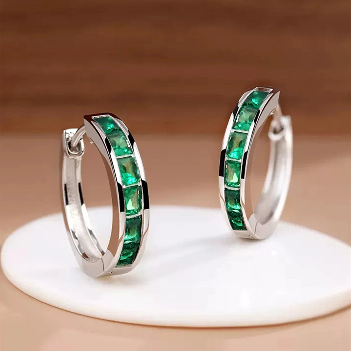 Huitan Damen-Creolen im klassischen Design, voll mit Prinzessin, quadratischem CZ, schlichtes und elegantes Damen-Accessoire, vielseitiger Schmuck